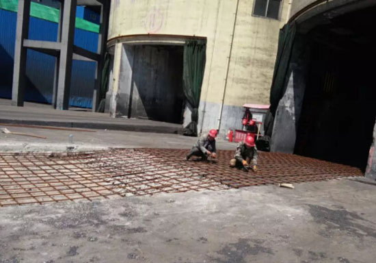 圖為洗煤廠地磅秤安裝現(xiàn)場