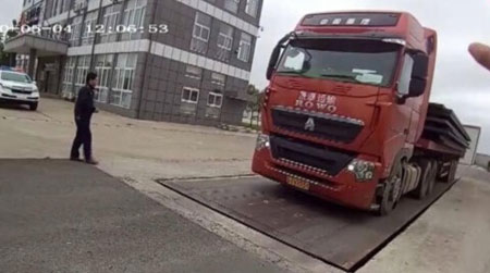 治超站檢測核載50噸貨車過地磅顯示213.96噸！